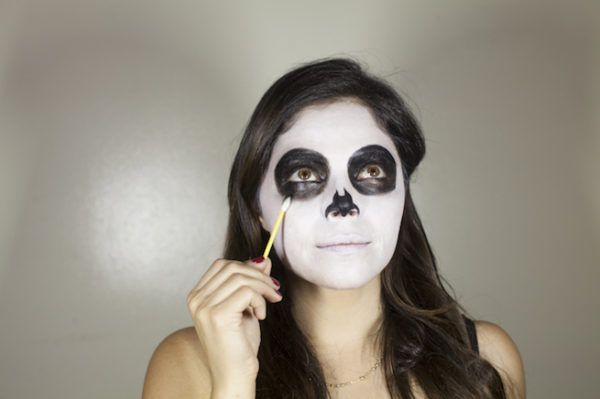 maquillaje-catrina-ojos-nariz-de-negro