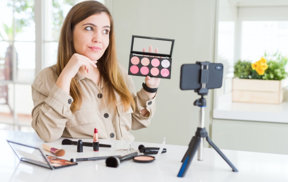 Colaborar con marcas de maquillaje