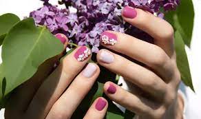 Tendencias de esmaltes de uñas semipermanentes para la primavera-verano 2023